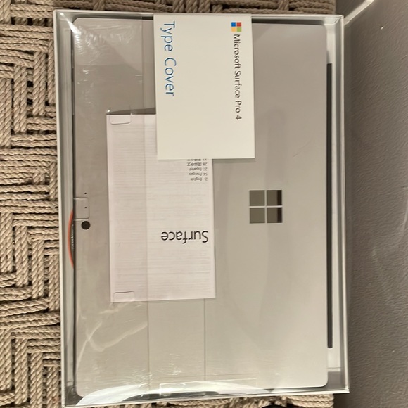 Microsoft Surface Pro 4 laptop. Box included. Like new - Picture 5 of 7